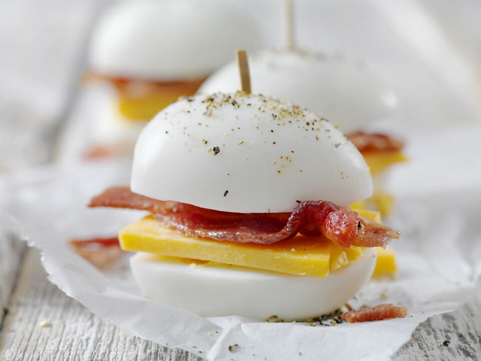 Egg with cheese and bacon - a hearty snack in the diet of a ketogenic diet