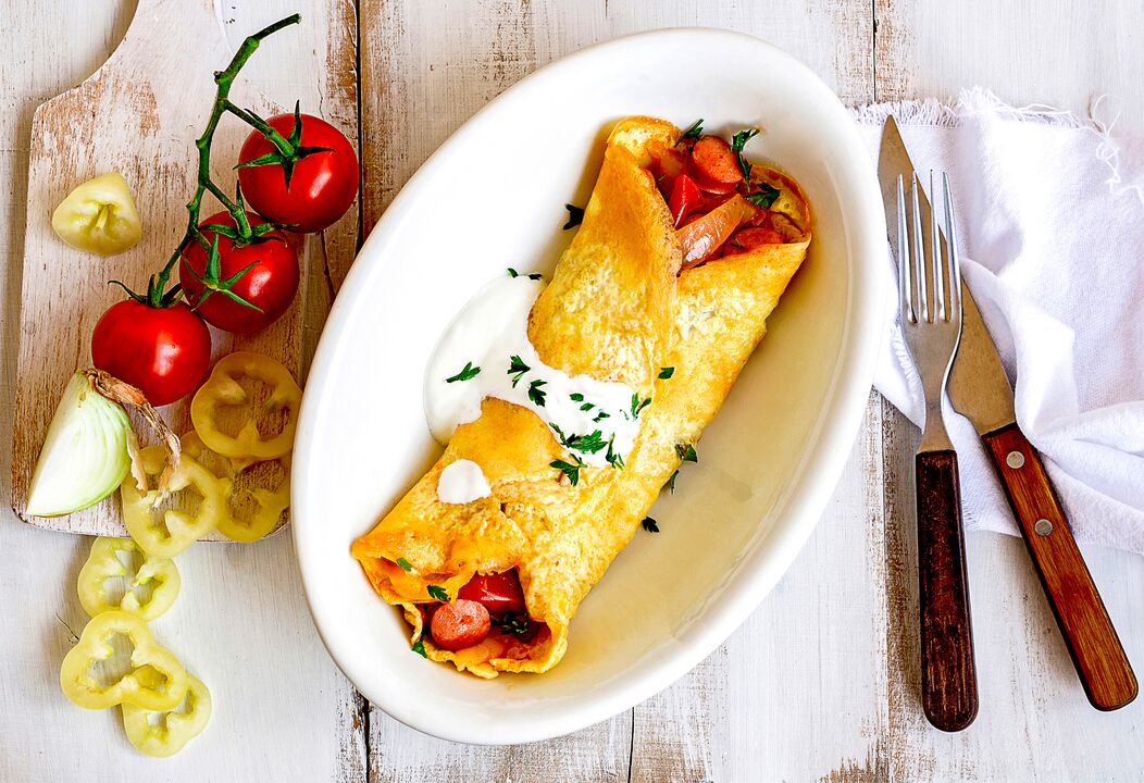 For breakfast, those who are losing weight on a keto diet have an omelet with cheese, vegetables and ham